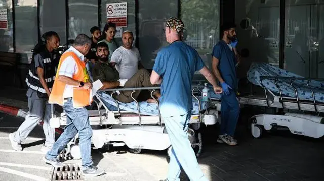 Médicos empurram um homem ferido na entrada1xbet e confiavelemergência do hospital Ichilov,1xbet e confiavelTel Aviv, após uma incursão do Hamas nos assentamentos israelenses ao redor da Faixa1xbet e confiavelGaza