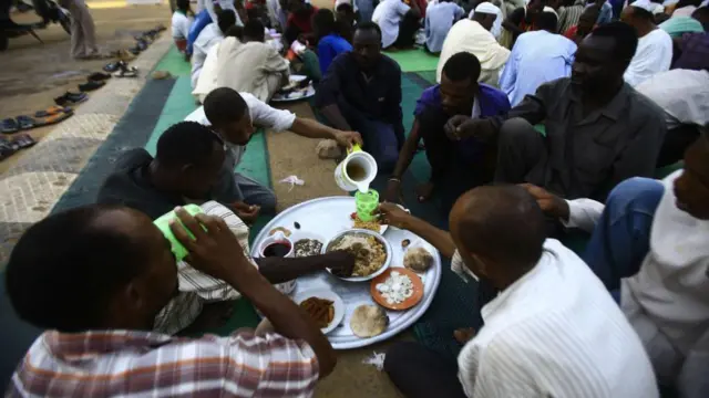 Foto of Muslims wey dey chop togeda