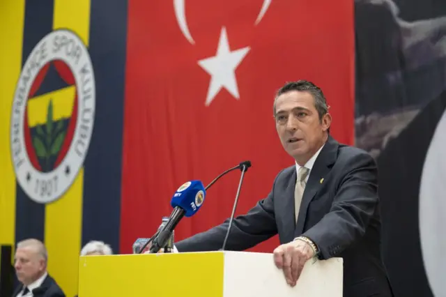 Fenerbahçe Başkanı Ali Koç kürsüde konuşma yaparken