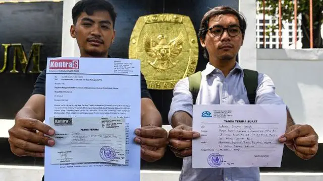 Kepala divisi bid korupsi dan politik ICW Egi Primayoga (kanan) bersama Peneliti Kontras Rozy Brilian (kiri) menunjukan surat permohonan keterbukaan informasi terkait Sistem Informasi Kampanye dan Dana Kampanye (Sikadeka) dan Sirekap yang disediakan oleh Komisi Pemilihan Umum (KPU) di gedung KPU Pusat, Jakarta, Kamis (22/2/2024). 