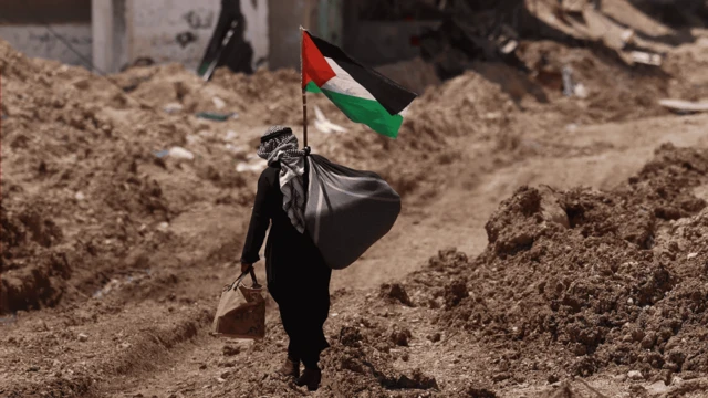 Tulkarem'deki mülteci kampında yürüyen Filistinli bir erkek. 