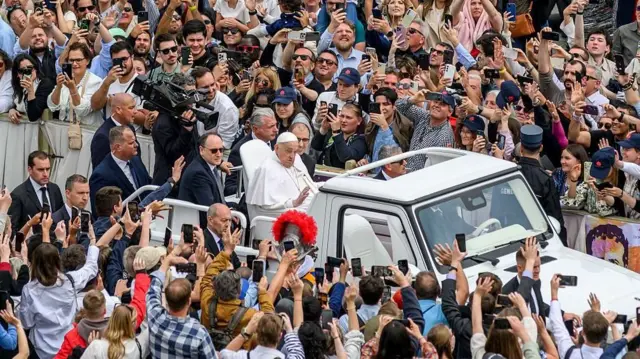 ጳጳሱ ከህልፈታቸው አንድ ቀን በፊት የፋሲካ ዕለት መልዕክት ካስተላለፉ በኋላ በቅዱስ ጴጥሮስ አደባባይ በምዕመናን መካከል ሲጓዙ