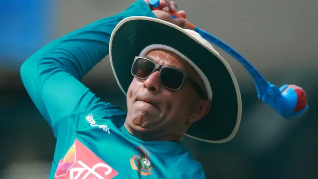 দ্বিতীয় মেয়াদে বাংলাদেশ দলের দায়িত্বে চান্দিকা হাতুরুসিংহে