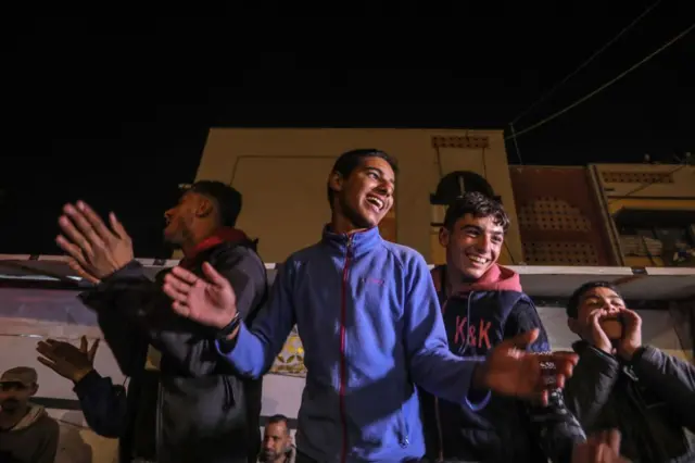 فلسطینیان در حال شادی از خبر توافق آتش بس