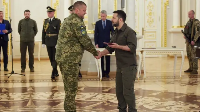 Valerii Zaluzni fi Pirezdaant Zelenskii 