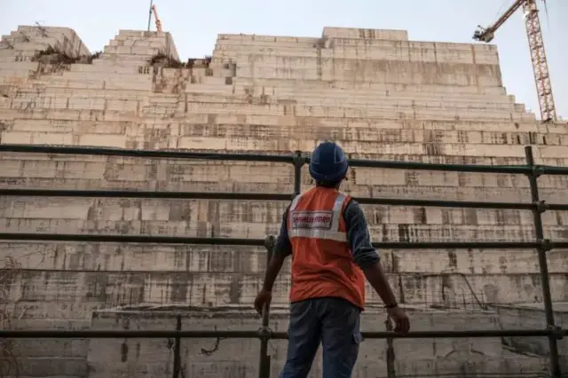 ምስ ህንጸት ብቐጥታ ብዝተኣሳሰር ኣስታት 100 ሰባት ከምዝሞቱ ሓለፍቲ ድሕነት ነበር ይምጕቱ። 