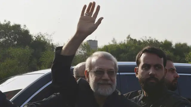 علی لاریجانی، دبیر شورای عالی امنیت ملی ایران، هنگام ورود به فرودگاه بیروت در لبنان به‌خاطر سفر رسمی‌اش، با استقبال گروهی از طرفداران حزب‌الله روبه‌رو شد. در این تصویر او در حال پیاده شدن ازماشین به سوی استقبال کنندگان دست تکان می دهد. 