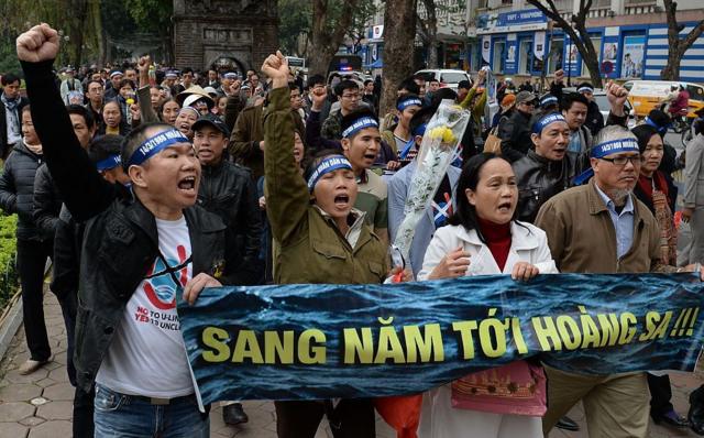 Các nhà hoạt động hô vang khẩu hiệu chống Trung Quốc trong một cuộc biểu tình ở Hà Nội vào ngày 14 tháng 3 năm 2016