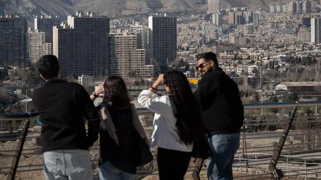 سه دختر و یک مرد در حال صحبت