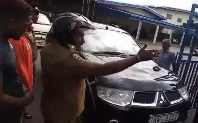 මාලිමාවේ පාර්ලිමේන්තු මන්ත්‍රී දේපළ අදාළ පුද්ගලික ඇගලුම් කම්හලෙන් කප්පම් ලබා ගැනීමට උත්සාහ දරන ලද බවට අදාළ අන්දොලනාත්මක විඩියෝවේ විරෝධය දක්වන පිරිස කියනු ඇසේ.
"පාර්ලිමේන්තු මන්ත්‍රී බෙන්ජි එකෙන් කප්පම් ගන්න ඇවිල්ලා" යැයි යමෙකු කියන අයුරු එම විඩියෝවේ පැහැදිලිව ශ්‍රවනය කළ හැකිය.
