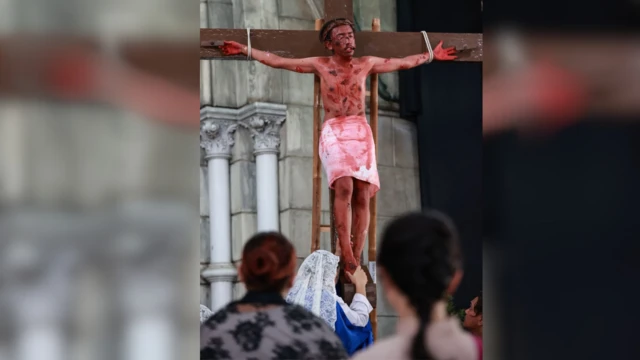 Man dey on di cross