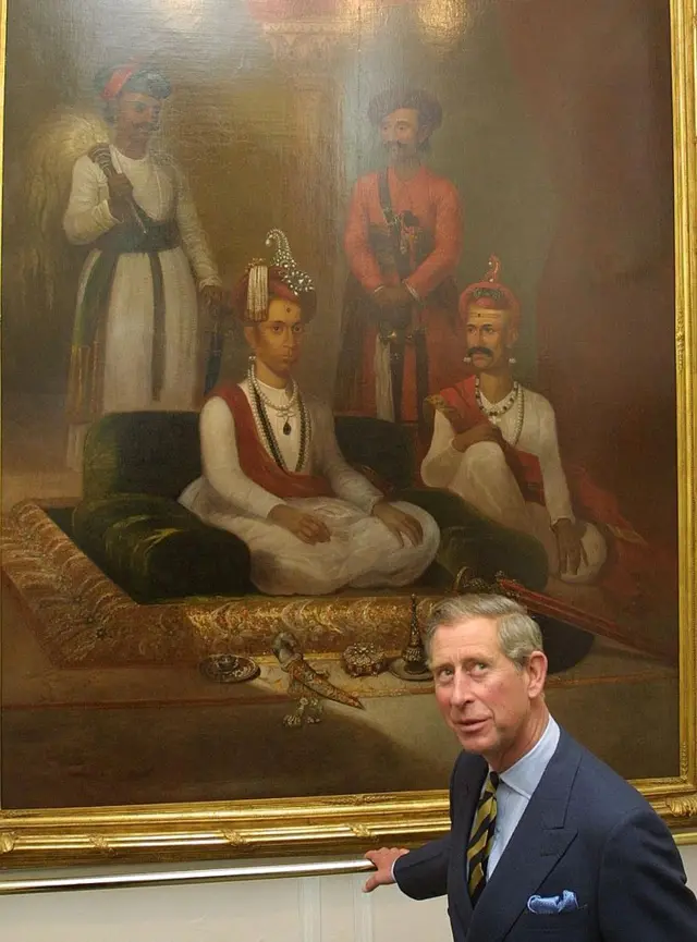 जेम्स वेल्स यांनी सवाई माधवराव पेशवे आणि नाना फडणवीसांचे काढलेले चित्र रॉयल एशियाटिक सोसायटी, लंडन येथे ठेवले आहे. या चित्रासोबत तेव्हाचे प्रिन्स आणि आता झालेले किंग चार्ल्स तिसरे यांचे11 ऑक्टोबर 2002 रोजी काढलेले छायाचित्र.
