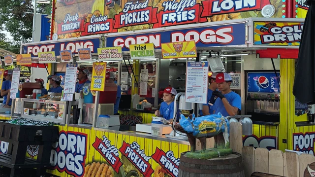 Un colorido puesto que vende "corn dogs" (salchichas fritas en palito).