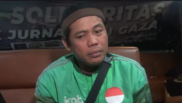 Darmawansyah adalah pengendara ojek online yang viral karena mengantar jenazah bayi