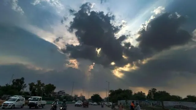 ભારતમાં આગામી દિવસોમાં વેસ્ટર્ન ડિસ્ટર્બન્સને કારણે અનેક રાજ્યોમાં હવામાનમાં ફેરફાર જોવા મળશે. વેસ્ટર્ન ડિસ્ટર્બન્સ એક પ્રકારનું ઉષ્ણકટિબંધીય વંટોળ છે, જે ભૂમધ્ય સમુદ્રમાં સર્જાય છે. આ પ્રકારનાં ઉષ્કટિબંધીય વંટોળ વિશ્વમાં દરેક જગ્યાએ જોવા મળે છે. વેસ્ટર્ન ડિસ્ટર્બન્સને કારણે શિયાળામાં પણ ભારતના ઉત્તર અને પશ્ચિમ વિસ્તારોમાં કમોસમી વરસાદ પડે છે. મોટા ભાગનાં વંટોળ વાતાવરણના નીચલા સ્તરમાં ભેજનું વહન કરે છે, જ્યારે વેસ્ટર્ન ડિસ્ટર્બન્સ જેવાં ઉષ્ણકટિબંધીય વંટોળ વાતાવરણના ઊપલા સ્તરમાં ભેજનું વહન કરે છે. ભારતના કિસ્સામાં જ્યારે વેસ્ટર્ન ડિસ્ટર્બન્સ હિમાલયના પહાડોનો સામનો કરે છે, ત્યારે ઊપલા સ્તરમાં રહેલા ભેજને કારણે વરસાદ પડે છે. આ કારણે ઉત્તર ભારતના વિસ્તારોમાં કમોસમી વરસાદ પડે છે. વેસ્ટર્ન ડિસ્ટર્બન્સની સિસ્ટમ જો વધારે મજબૂત હોય તો તેની અસર ગુજરાત, રાજસ્થાન, મધ્યપ્રદેશ અને મહારાષ્ટ્ર સુધી વર્તાય છે. અહેવાલ- દીપક ચુડાસમા