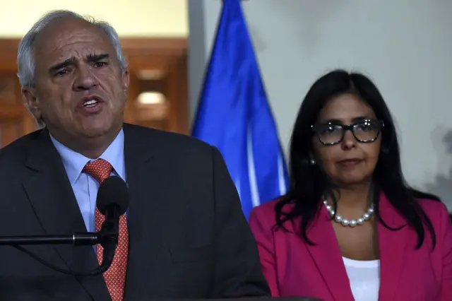 Samper junto a Delcy Rodríguez en 2015.