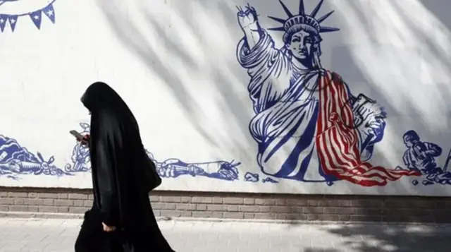 ইরানের রাস্তায় একজন নারী