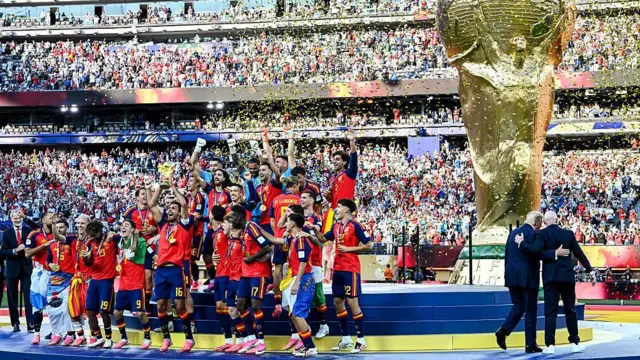 Jogadores da Espanha comemoram o título da Copa do Mundo de 2026