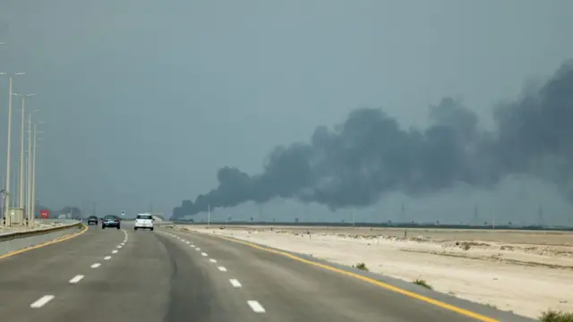 Дым поднимается над нефтеперерабатывающим заводом Saudi Aramco Рас-Танура после предполагаемого удара иранского дрона, Рас-Танура, Саудовская Аравия, 2 марта 2026 года.