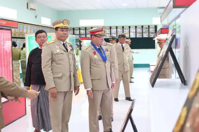 အရှေ့တောင်တိုင်းစစ်ဌာနချုပ်နယ်မြေမှာပြုလုပ်တဲ့ တပ်မတော်နေ့အခမ်းအနားမှာ တွေ့ရတဲ့ ဗိုလ်ချုပ် မြတ်သက်ဦး