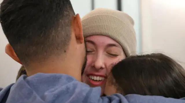 ناما لیوی واپس اپنے خاندان کی باہوں میں
