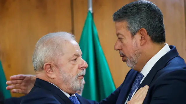 Lula e Lira se cumprimentando