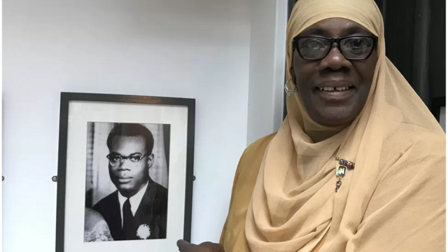 Filhahomem ganha 34 milhoeshomem ganha 34 milhoes em site de apostassite de apostasCochrane, Josephine, segurando foto do pai