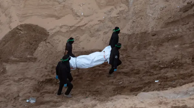 شبهنظامیان حماس در حال خارج کردن یک جسد از تونلی در خان یونس