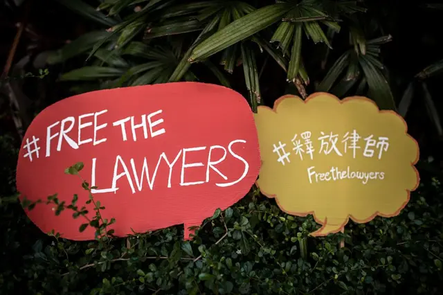2015年10月9日,在香港中联办附近,律师和维权人士举行抗议活动,标语牌上要求释放被关押在中国大陆的律师。