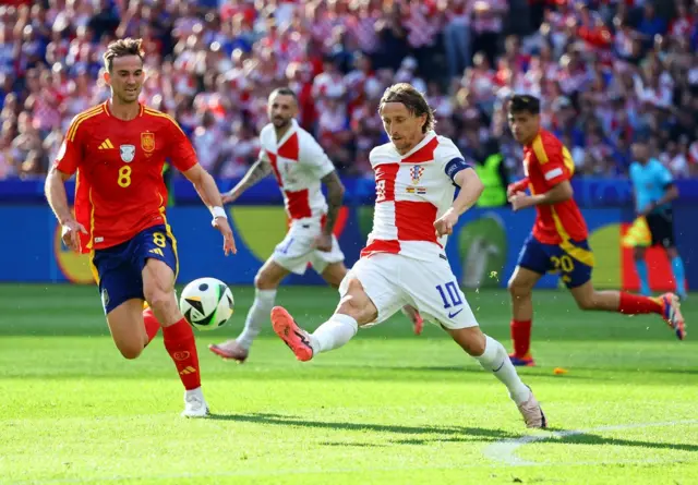 لاعبو إسبانيا وكرواتيا خلال المباراة