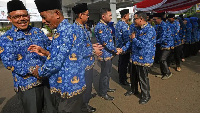 Sejumlah Aparatur Sipil Negara (ASN) Pemerintah Provinsi Banten bersalaman saat halalbihalal pada hari pertama masuk usai libur Lebaran di Serang, Banten, Selasa (2/5/2023).