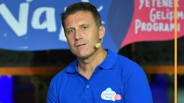 Ertan Yıldız İBB'nin bir etkinliğinde konuşuyor. 