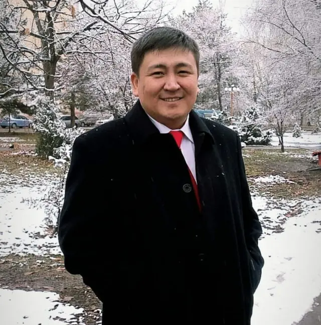 Мукагали, боорум, Мукагали! Буйтап өтүп кеталбайт экенбиз го, Буйрук болсо тагдырга туталануу. Том, том болуп текчемде турасың сен, Мага өтүп сендеги кусалануу. Муңум толуп кеткенде сылап коём, Мукагали деп турган мукабаңды... Элмирбек Иманалиев.