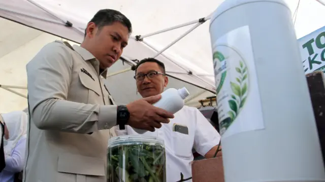 Wakil Menteri Pertanian sekaligus Ketua Umum Himpunan Kerukunan Tani Indonesia (HKTI) Sudaryono (kiri) meninjau inovasi pertanian berupa pestisida nabati yang dipamerkan pada kegiatan Temu Tani di Tajinan, Kabupaten Malang, Jawa Timur, Jumat (17/7/2026).