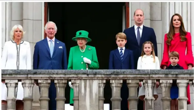 Ọbabinrin ni gbagede aafin Buckingham pẹlu iran rẹ mẹta