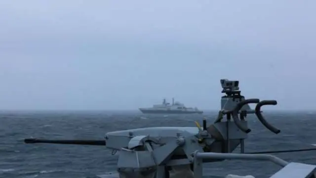 Rosyjski statek jest monitorowany z odległości