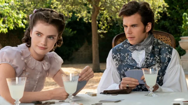 Luke Newton as Colin Bridgerton, see am here wit im on-screen sister Hyacinth (Florence Hunt)