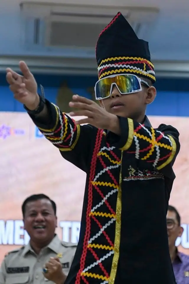 Penari Pacu Jalur Rayyan Arkan Dikha mencontohkan gerakan tarian saat acara temu media Kementerian Kebudayaan tentang tradisi Pacu Jalur di Kemenbud, Jakarta, Rabu (9/7/2025).