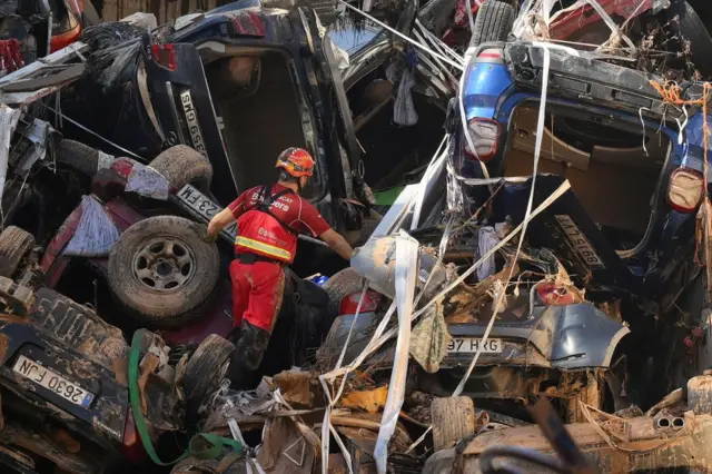 Un bombero entre los escombros dejados por la DANA.