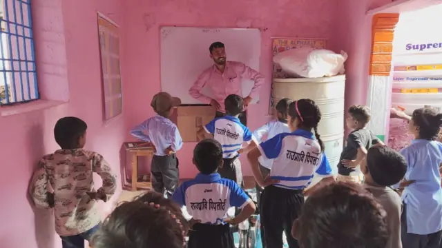 बच्चों के चेहरों पर खुशी