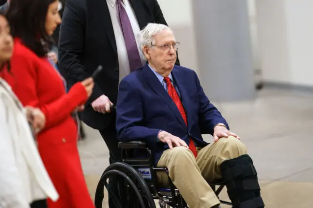Сенатор Митч Макконнелл в инвалидной коляске
