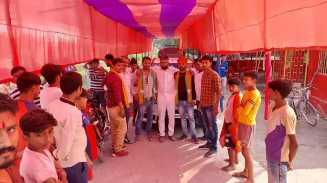 बीजेपी समर्थकों के साथ मनीष कश्यप