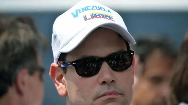 Marco Rubio con gafas de sol y una gorra que dice Venezuela Libre