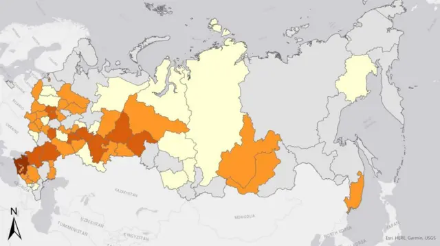 Карта окупованих територій України, карта регіонів Росії, що позначені різними кольорами, залежно від кількості місць, де утримують українських дітей