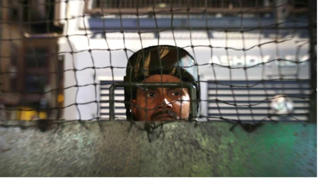 Soldado paramilitar indio