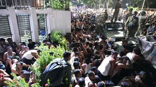 আত্মসমর্পণের পর সেনা বাহিনীর আশ্রয়ে আনসার সদস্যরা 