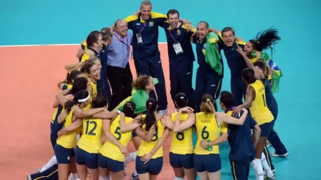 Seleção feminina de vôlei comemorando nos Jogos de 2012