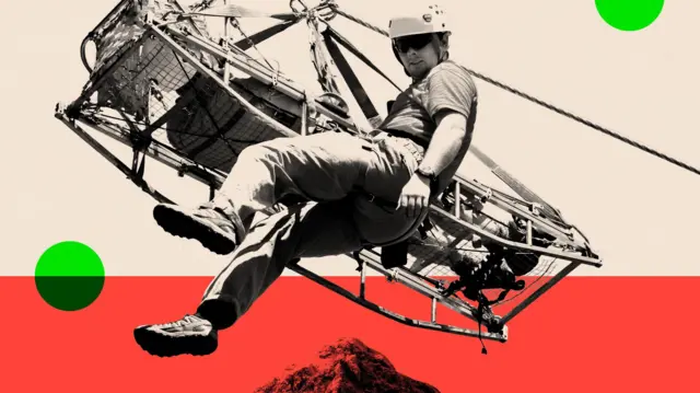 Montaż obrazu przedstawiający członka zespołu ratownictwa górskiego Langdale Ambleside znoszącego nosze oraz obraz ze Szkocji, Argyll i Bute, Glencoe, Buachaille Etive Mor, zamrożonego regionu górskiego