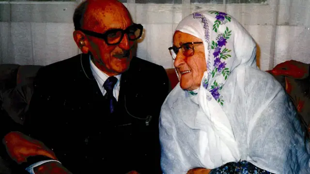 توفيق إيسنتش مع زوجته في عام 1990