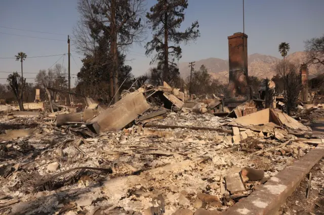 Restos de la casa incendiada de Erliene Kelley en Altadena